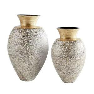 Jarrón de Metal Dorado Modesto con Diseño Grabado, Adecuado para Exhibición en Boutiques y Esquinas de Habitaciones, Venta al por Mayor desde India - Product Image 3