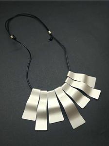 Vente chaude afrique pendentif résine collier bijoux en gros bas prix usine collier pour femmes cuir cordon déclaration gros - Product Image 2