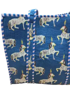 Bolso grande de algodón hecho a mano, acolchado floral azul con logotipo personalizado y diseño de rayas para uso en exteriores - Product Image 3