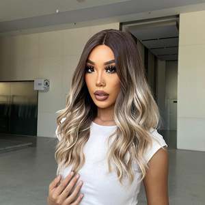 Perruque synthétique sans colle May-DWY avec dentelle transparente, raie au milieu, bouclée, couleur blonde ombrée - Product Image 5