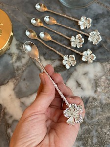 Juego de Cubiertos de cuchara de postre de mango largo con diseño de flores en relieve de diseño único para boda en casa - Product Image 3