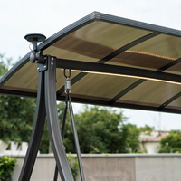 Fauteuil suspendu d'extérieur moderne avec structure en aluminium et auvent solaire LED, pare-soleil en polycarbonate noir pour jardin et complexe hôtelier