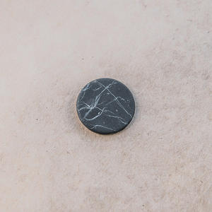 Pegatina redonda de shungita sin pulir para teléfono, 2 pulgadas (50 mm) - Product Image 3