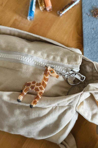 Porte-clés girafe en perles fait main, breloque pour sac animal de safari - Product Image 3