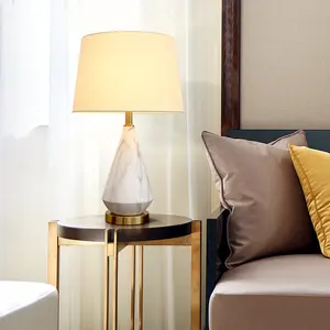 Lampe de table en marbre écologique Valerian avec corps en cristal ABS, fonctionnant sur piles, 3 options de température de couleur pour les chambres et les bureaux - Product Image 4