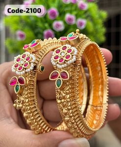 Thanh lịch rajwadi kim loại Bangles với Antique Vàng kết thúc đá embellishments hoàn hảo cho đám cưới Lễ Hội chức năng truyền thống - Product Image 1