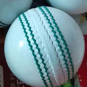 Vente chaude en cuir véritable cousu à la main entraînement sportif couleur blanche pleine brillance Cricket balle dure exportation internationale - Product Image 2