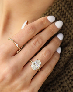 Bague de fiançailles Moissanite de 3.50 carats d'inspiration vintage avec solitaire ovale allongé et halo caché. - Product Image 4
