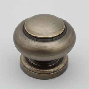 Tirador de puerta antiguo Heritage de bronce con detalles florales que añaden lujo de belleza atemporal y estilo clásico. - Product Image 5