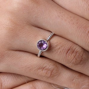 Qualité parfaite véritable améthyste ronde à facettes lunette bague perlée pour les femmes bijoux fins faits à la main fournisseurs en gros - Product Image 4