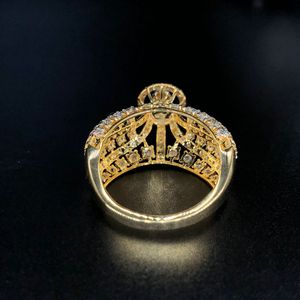 Bague en or luxueuse avec embellissements détaillés en diamant Solitaire central proéminent pour les rassemblements de fête élégants - Product Image 4