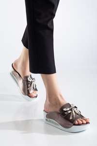 Modèle de pantoufles pour femmes à semelle orthopédique détaillée en ruban et boucle - Product Image 2