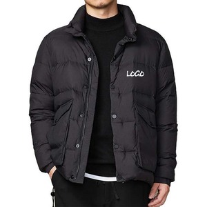 Nouveauté Veste matelassée de haute qualité pour l'hiver, chaude, à la mode, de couleur unie, à col montant pour hommes, pour l'extérieur, avec logo personnalisé - Product Image 1