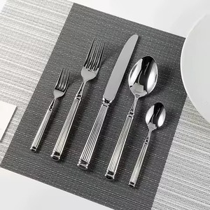 Couverts élégants en finition argentée avec des poignées au design unique pour une salle à manger contemporaine, vaisselle moderne et style de cuisine - Product Image 6