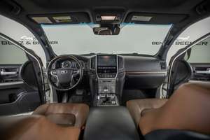 Toyota Land Cruiser 2019 en Venta / Disponible para la Venta con Bajo Kilometraje, Motor de Gasolina, Auto Usado en Excelentes Condiciones y Sin Accidentes, Volante a la Izquierda - Product Image 5