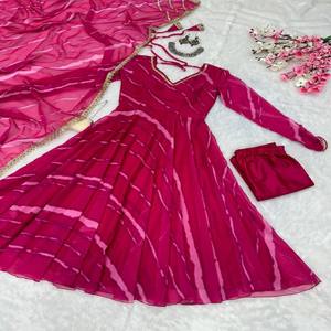 Traje Anarkali VASTRA COTTAGE de Georgette Puro Estampado con Falda Amplia, Borde de Encaje de Diseño y Dupatta y Pantalón con Estampado Digital - Product Image 1