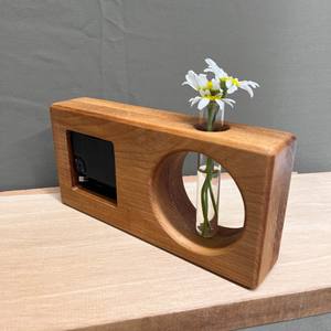 Fabriqué en bois de qualité supérieure, cette horloge de table est un chef-d'œuvre qui ajoute un charme intemporel à l'intérieur, qu'il soit moderne ou traditionnel. - Product Image 3