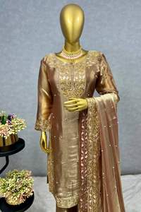 Nuevo Kurti y Pantalón de Diseño Exclusivo en Seda Pura con Bordado de Lentejuelas y Remaches, y Dupatta con Encaje, Remaches y Adornos de Moti - Product Image 3