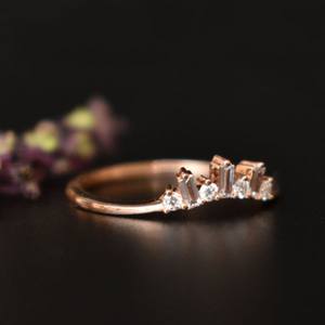 Bague de mariage en diamant cultivé en laboratoire en or 10 carats bijoux en diamant de laboratoire baguette et bague de fiançailles incurvée en diamant coupe ronde - Product Image 4