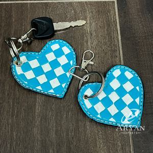 Porte-clés tendance personnalisé à motif à carreaux turquoise et blanc, porte-clés en cuir façonné à la main en forme de cœur pour cadeaux et accessoires - Product Image 1