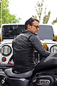 Veste de motard en cuir véritable noir | Cuir à grain naturel perforé | Veste de protection de moto élégante - Product Image 3