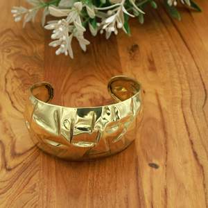 Bracelet manchette large bombé en laiton, texture ondulée organique, finition miroir, style statement, fabricant de Jaipur, vente en gros - Product Image 4
