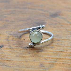 Anillo de Compromiso Minimalista de Plata de Ley 925 con Circonita Verde y Baño de Rodio, con Gema Redonda, para Unisex, Regalo para Fiestas - Product Image 1