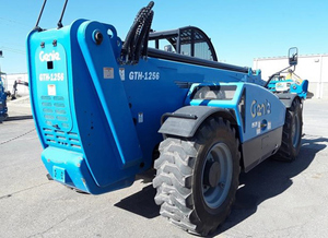Téléhandler Genie GTH-1256 d'occasion de qualité supérieure avec capacité de charge de 1200 kg et moteur à gaz GNC pour les travaux de manutention lourde à vendre - Product Image 5