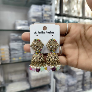 Dernières boucles d'oreilles Jhumki indiennes plaquées or à la mode, vente chaude, style ethnique, bijoux en zircon pour femmes, accessoires en perles - Product Image 1