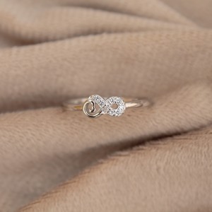 Anillo fino ligero minimalista de Plata de Ley 925 con Zirconia cúbica CZ para compromiso de mujer boda o aniversario - Product Image 1
