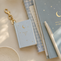 LABON Maßgefertigtes A7 Mond-Notizbuch Charmant Babyblauer Einband Himmlischer Druck Goldfolien-Text Lederschlaufe Kette Gold-Karabinerhaken OEM ODM