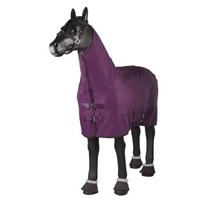 Couverture imperméable pour cheval avec col haut et 2 sangles de fixation, en tissu Oxford, pour toutes les saisons et utilisation en extérieur. - Product Image 1