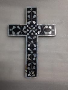 Venta al por mayor hecha a mano de pino madre de perla incrustaciones religiosa Santa Cruz colgante de pared para decoración de Navidad - Product Image 6