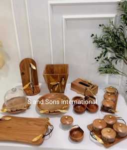 Bol de service en bois tendance de l'industrie avec accents décorés de paons en métal - Product Image 5