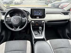 Toyota RAV4 Hybrid XLE AWD SUV 2020 con Asientos de Cuero, Techo Solar, Faros LED, Pantalla Táctil, Cámara Trasera 360, en Venta - Product Image 6