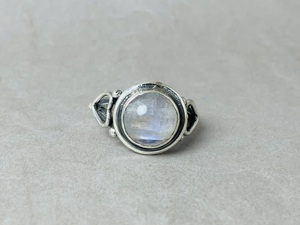 Bague en pierre de lune arc-en-ciel naturelle belle bague en pierre précieuse bleue cabochon bijoux en argent en gros bagues en argent délicates - Product Image 2
