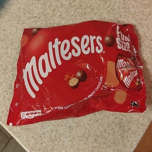 Maltesers au chocolat au lait 35g, 68g, sachet Maltesers 135g, biscuits Maltesers 110g en vente - Product Image 3