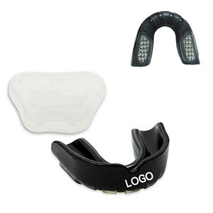 Protège-dents en silicone personnalisé noir, protection sportive pour tous les sports de contact, ajustement universel - Product Image 1