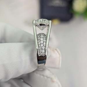 Bague ovale en diamant de laboratoire 8,50 carats en or blanc, style tension, certifiée IGI D-E-F VVSVS - Product Image 4