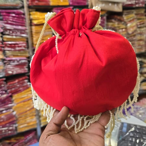 OM Fashion Studio Mini bolsos Potli de alta calidad para mujer, decoración de perlas rojas a la moda, forro de algodón para bodas/fiestas - Product Image 1