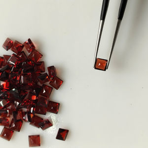 พลอยโกเมนสีแดงธรรมชาติ ขนาด 3.5 มม. ทรงสี่เหลี่ยมเจียระไนแบบสเต็ปคัต คุณภาพดีที่สุด สำหรับทำเครื่องประดับ - Product Image 2