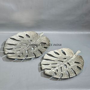 Elegante bandeja decorativa plateada de 2 piezas en un diseño de hoja único Ideal para entretener y agregar un toque de naturaleza a su espacio - Product Image 2