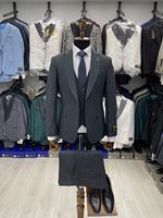 Costume italien élégant pour homme, trois pièces, coupe ajustée, noir, en coton et élasthanne, anti-plis, idéal pour les occasions formelles, les mariages et les affaires.