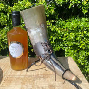 Corne à boire Viking naturelle polie avec support pour Ale et Mead - Product Image 1