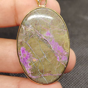 จี้ทองเหลืองทำมือ UDGEMS พลอยเพอร์เพอร์ไรต์ธรรมชาติทรงหลังเบี้ยสีม่วงและเขียว ขนาด 5-8 มม. แบบคละขนาด - Product Image 1