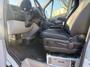 Mercedes-Benz Sprinter 3500 4x4 d'occasion de 2017, environ 34 500 miles, 1 propriétaire, Turbodiesel V6, 4 roues motrices, conversion en véhicule utilitaire sport - Product Image 3