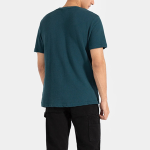 T-shirt pour homme Calm Modern Fit, conçu pour des mouvements fluides, avec des lignes épurées et une présence visuelle élégante et décontractée. - Product Image 5