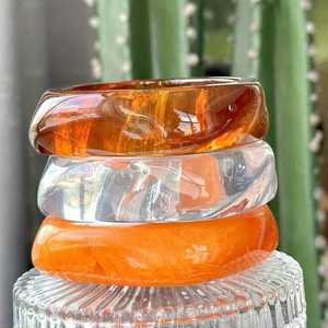 Brazaletes de resina hechos a mano con toque artístico - Product Image 3