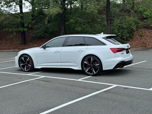 Blanco Glaciar Metálico 2022 RS 6 Avant SUV de Lujo de Alto Rendimiento Turboalimentado con Tracción en las Cuatro Ruedas - Product Image 2