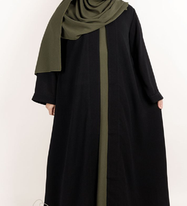 Elegante abaya negra con bordado floral blanco en las mangas y el bajo. Disponible a precios de mayoreo. - Product Image 4